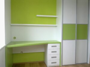 Zeleno-bílá vestavěná skříň se stolečkem - Impress Pacov