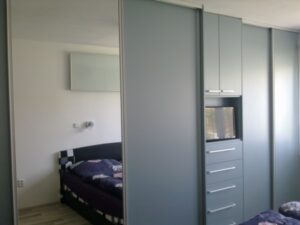 Šedá vestavěná skříň se zrcadlem - Impress Pacov