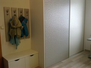 Vestavěná skříň s předsíňovou stěnou - Impress Pacov