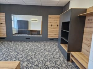 Dvoubarevné provedení šatny - Impress Pacov