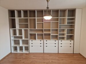 Bílá vestavěná skříň - Impress Pacov