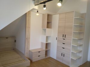 Mezonetová vestavěná skříň s boxy a frézovanými úchyty - Impress Pacov