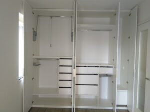 Vestavěná skříň se závěsy a třídícím systémem - Impress Pacov